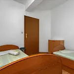 Vele Duplex-wohnung Mit Terrassen Und Meerblick By Interhome Макарска